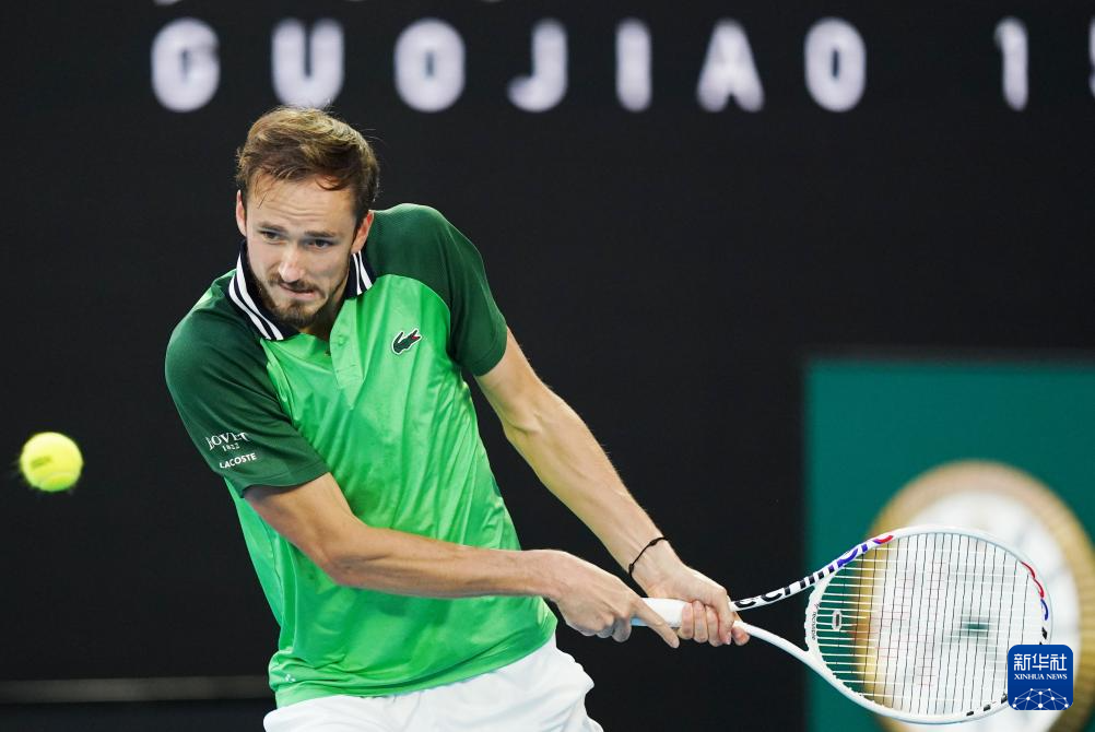 将皮球顶向 将皮球顶向