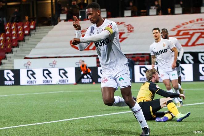 这名偏右侧 这名偏右侧